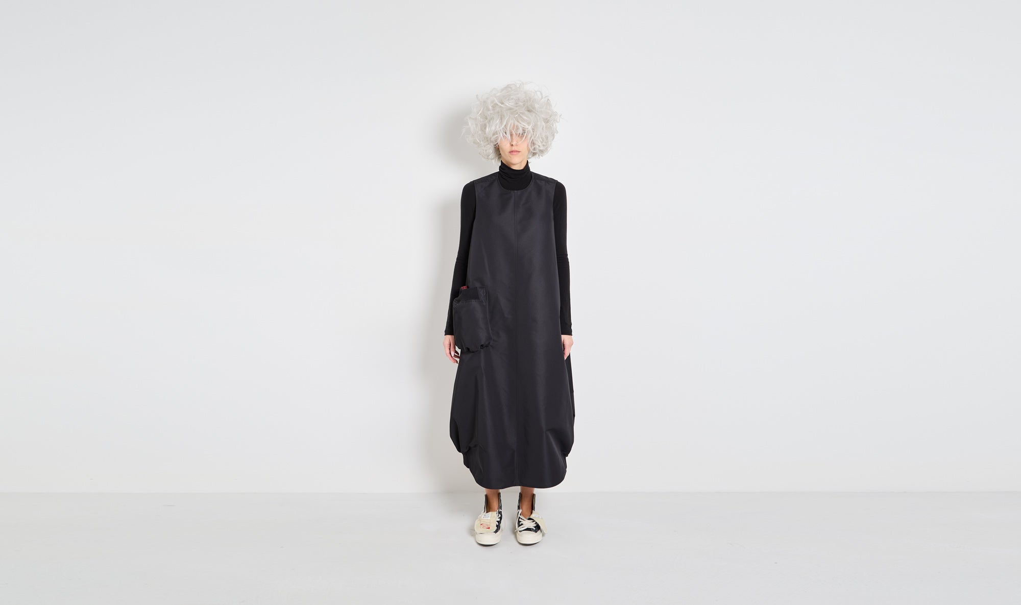 black sleveeless dress Après Paris