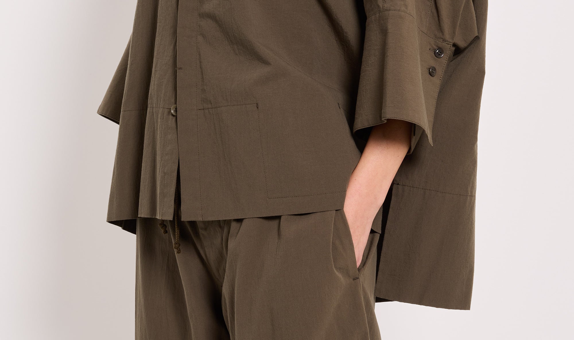 khaki cotton outfit Après Paris