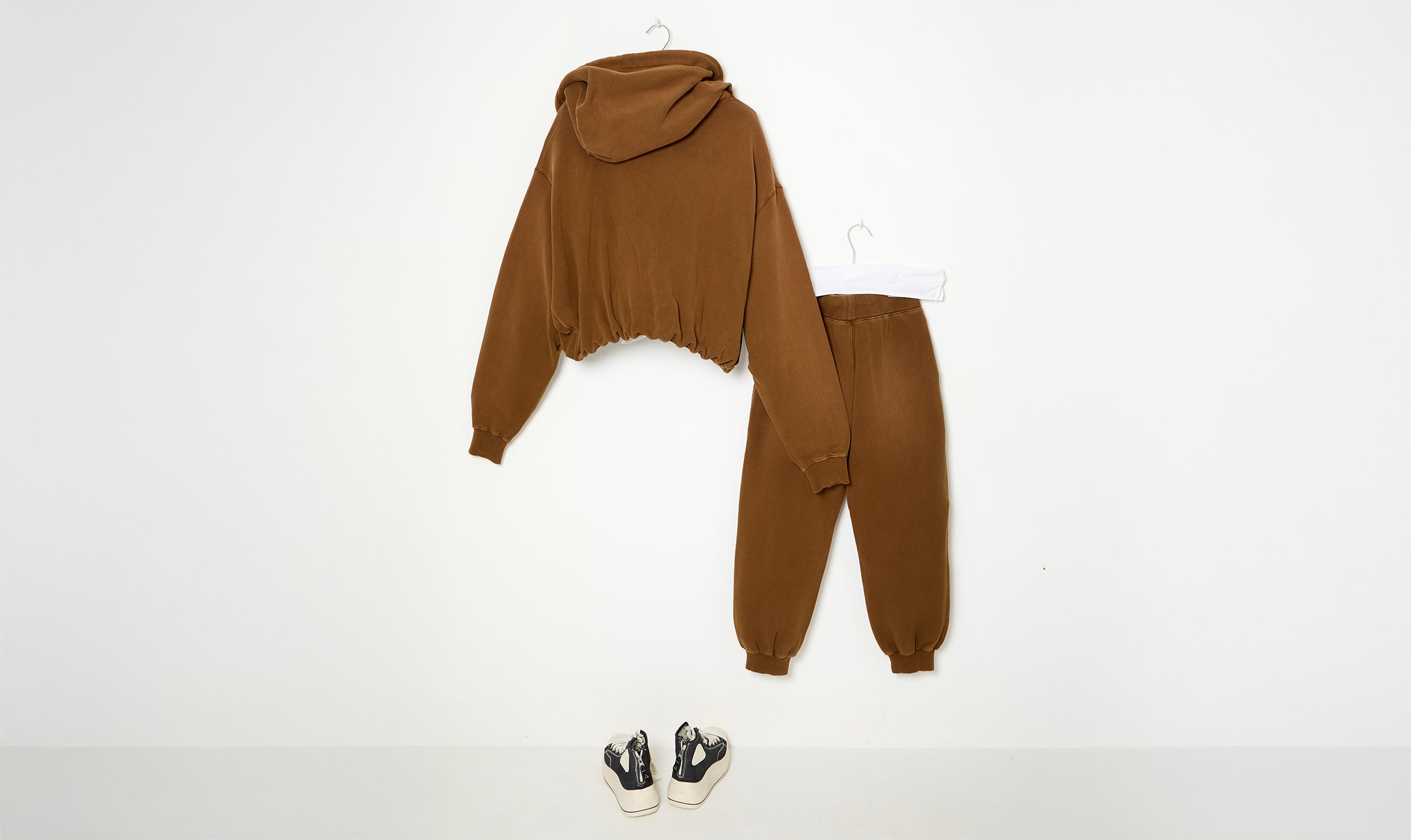 light brown balloon zip-up hoodie and sweatpants outfit