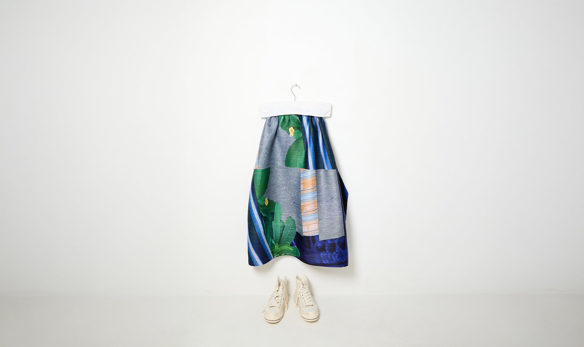 size 5 navy/gray print pleats please skirt