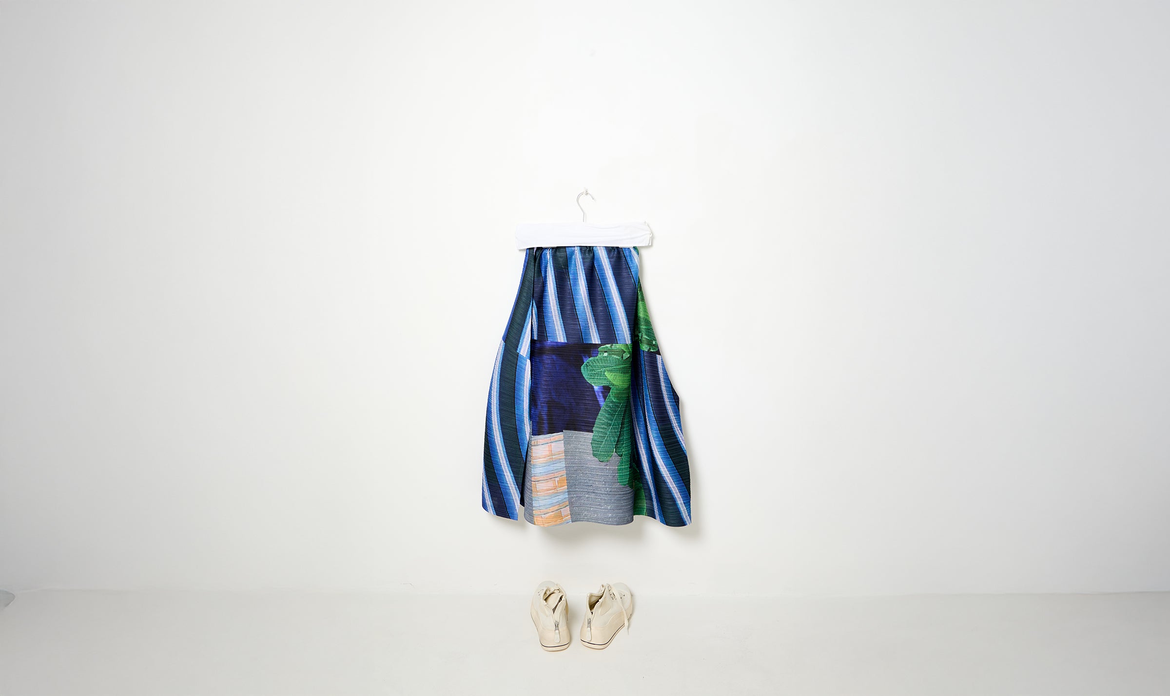 size 3 gray/navy print pleats please skirt