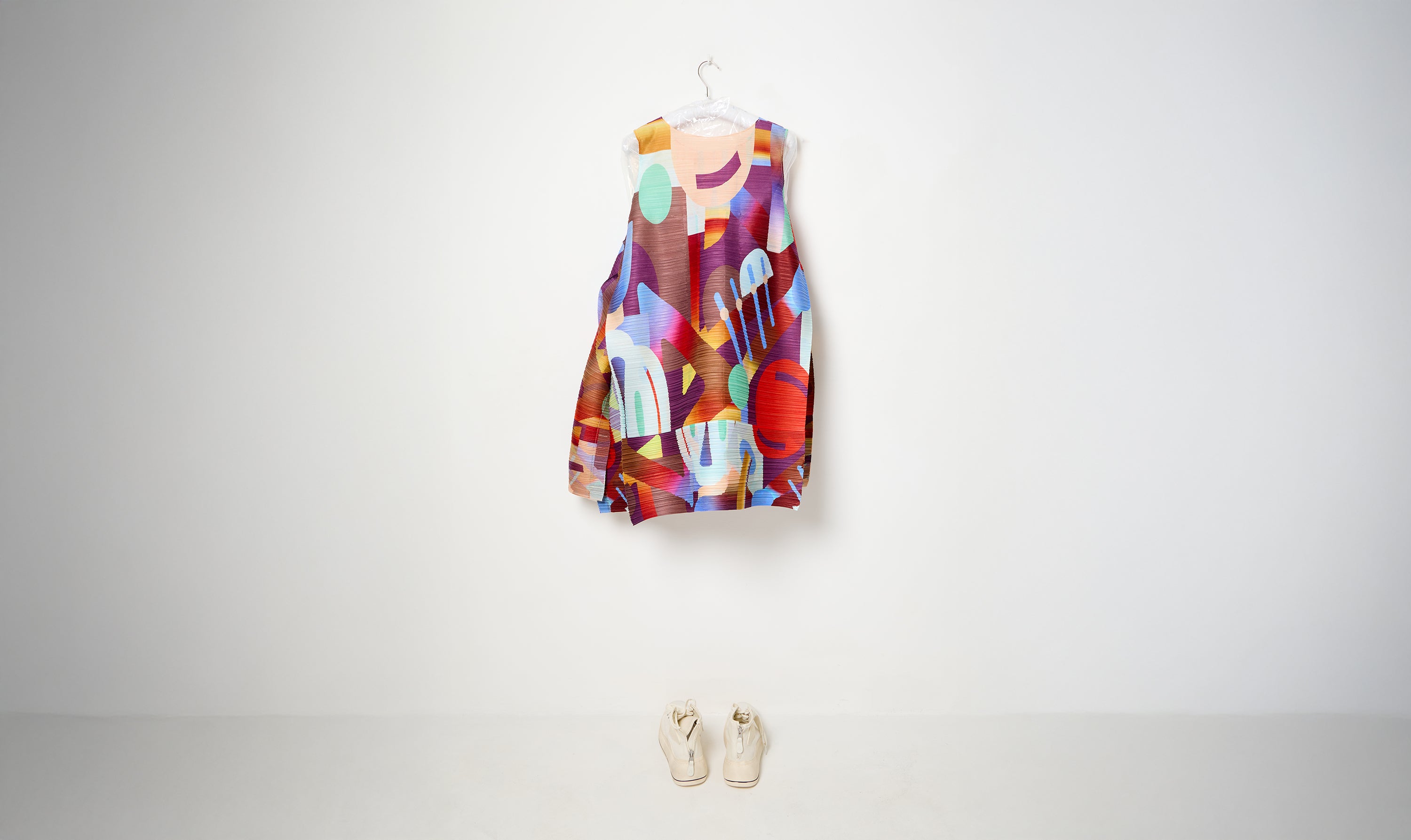 red/multicolor print pleated sleeveless dress