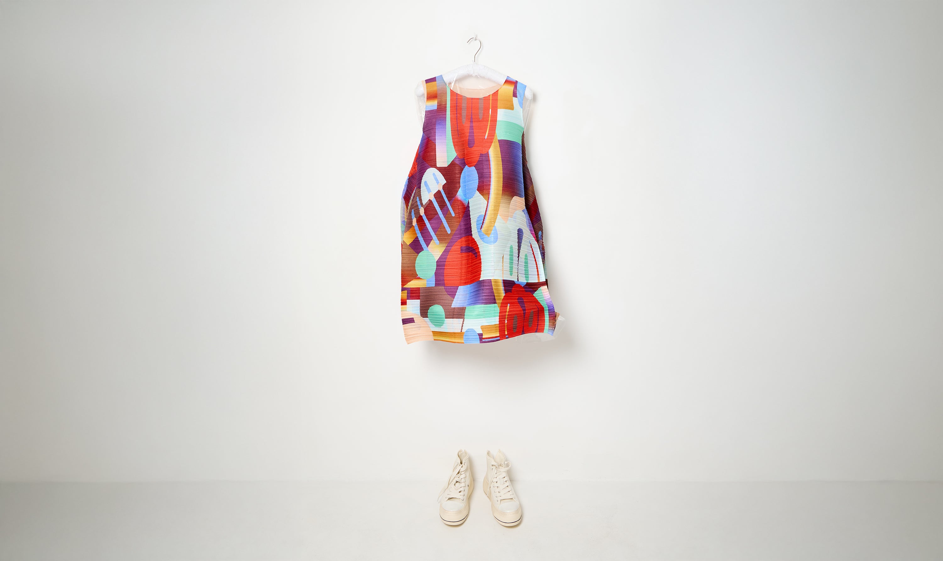 red/multicolor print pleated sleeveless dress