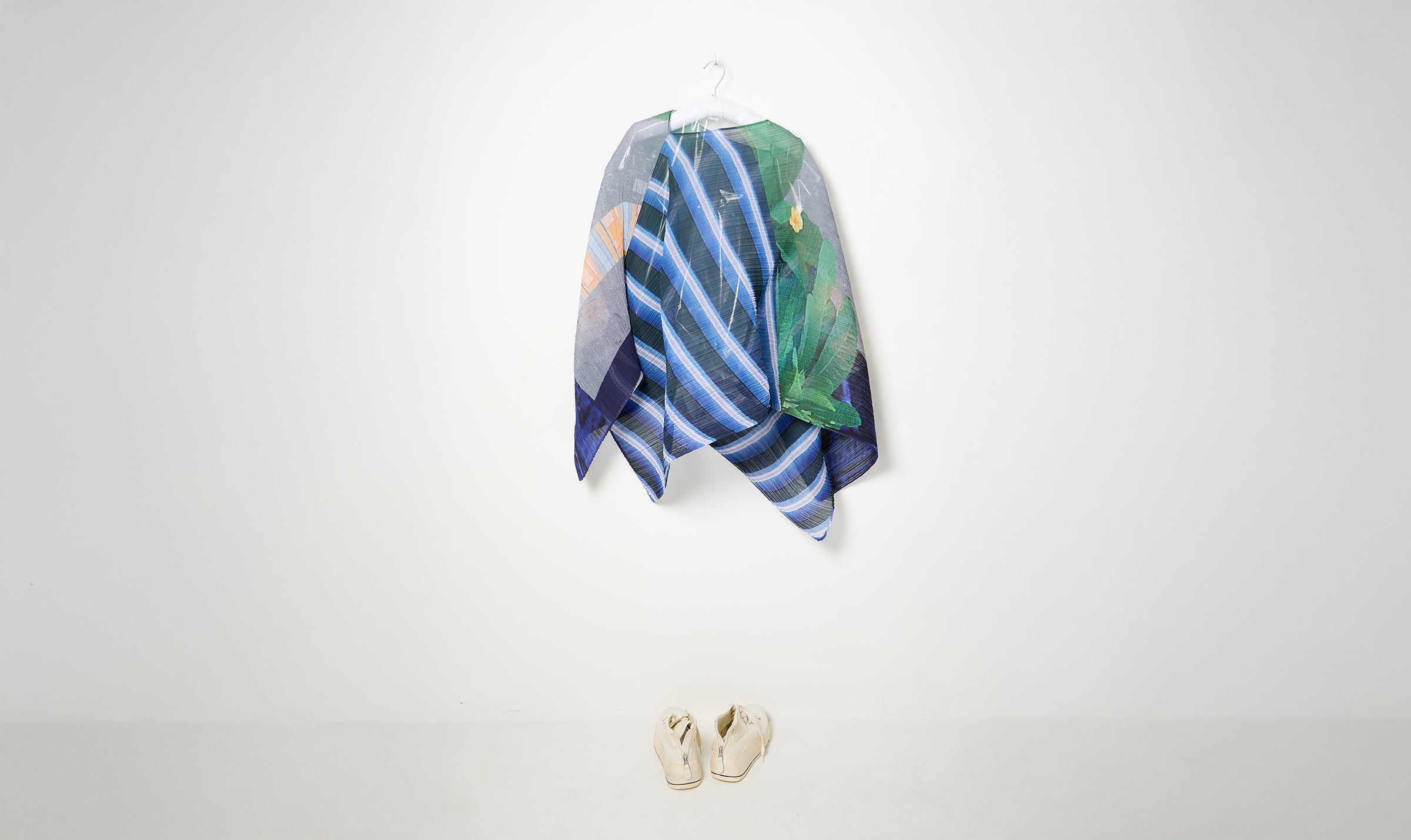 gray/navy print pleats please shawl