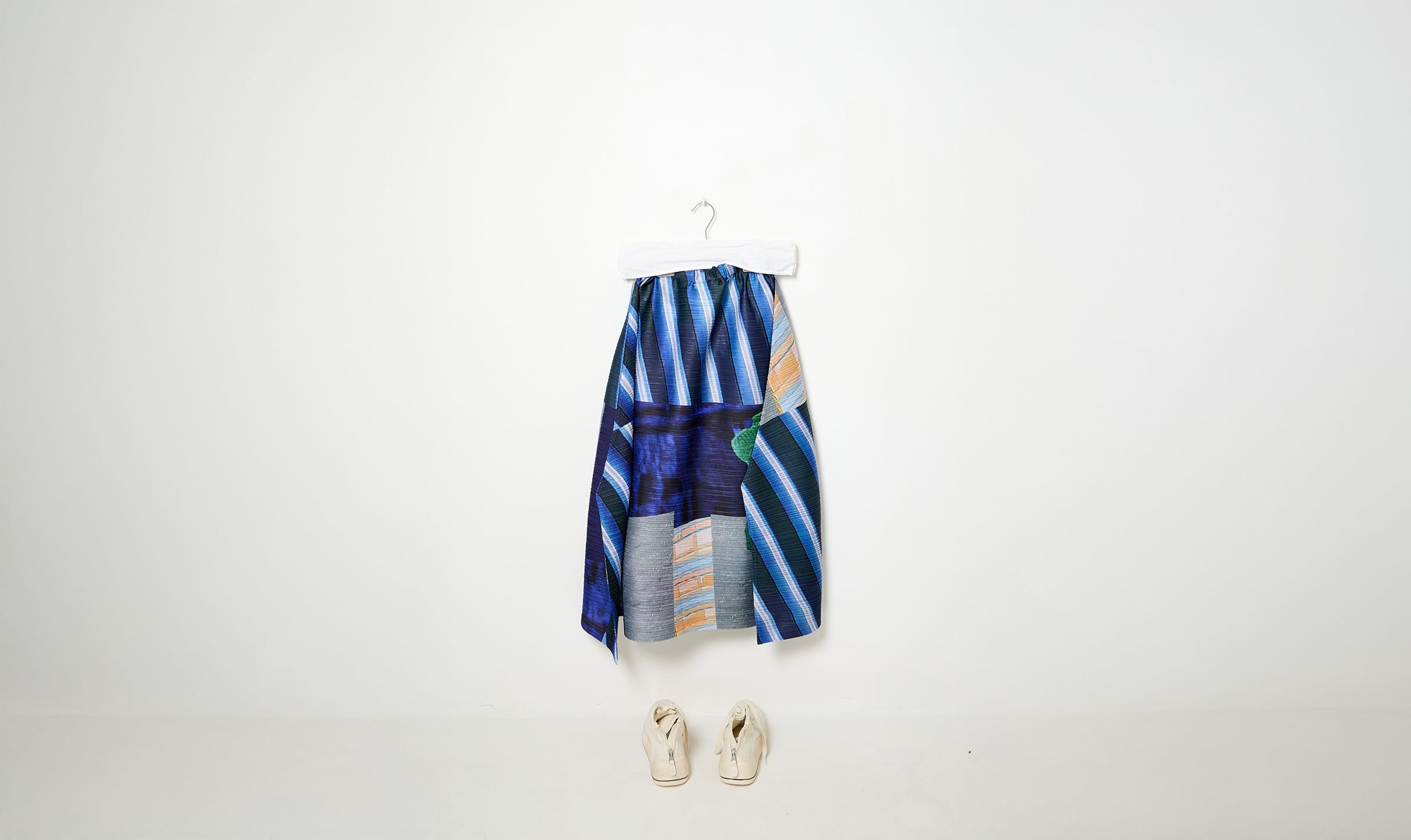 size 5 navy/gray print pleats please skirt