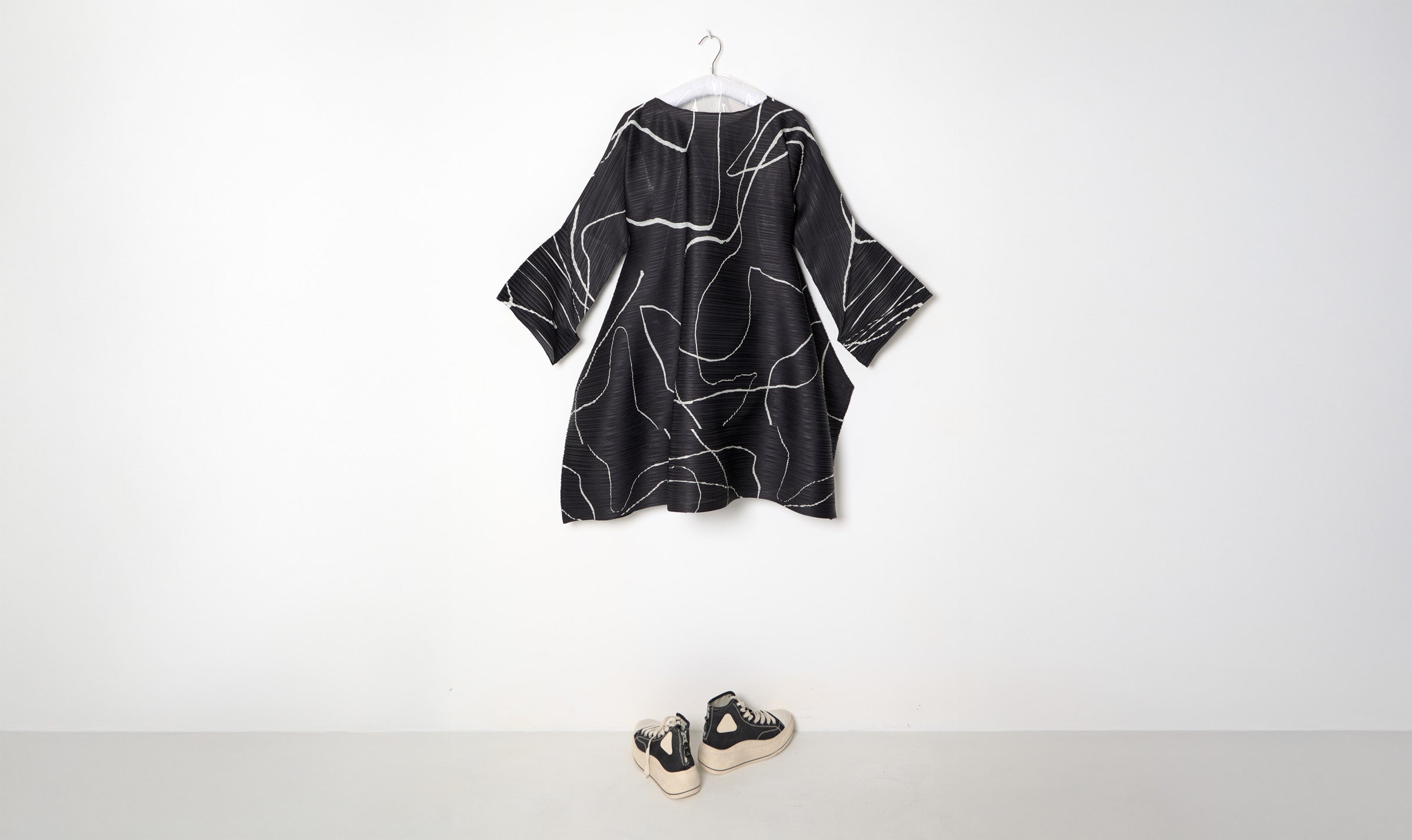 Black White Abstract Print Pleated Dress