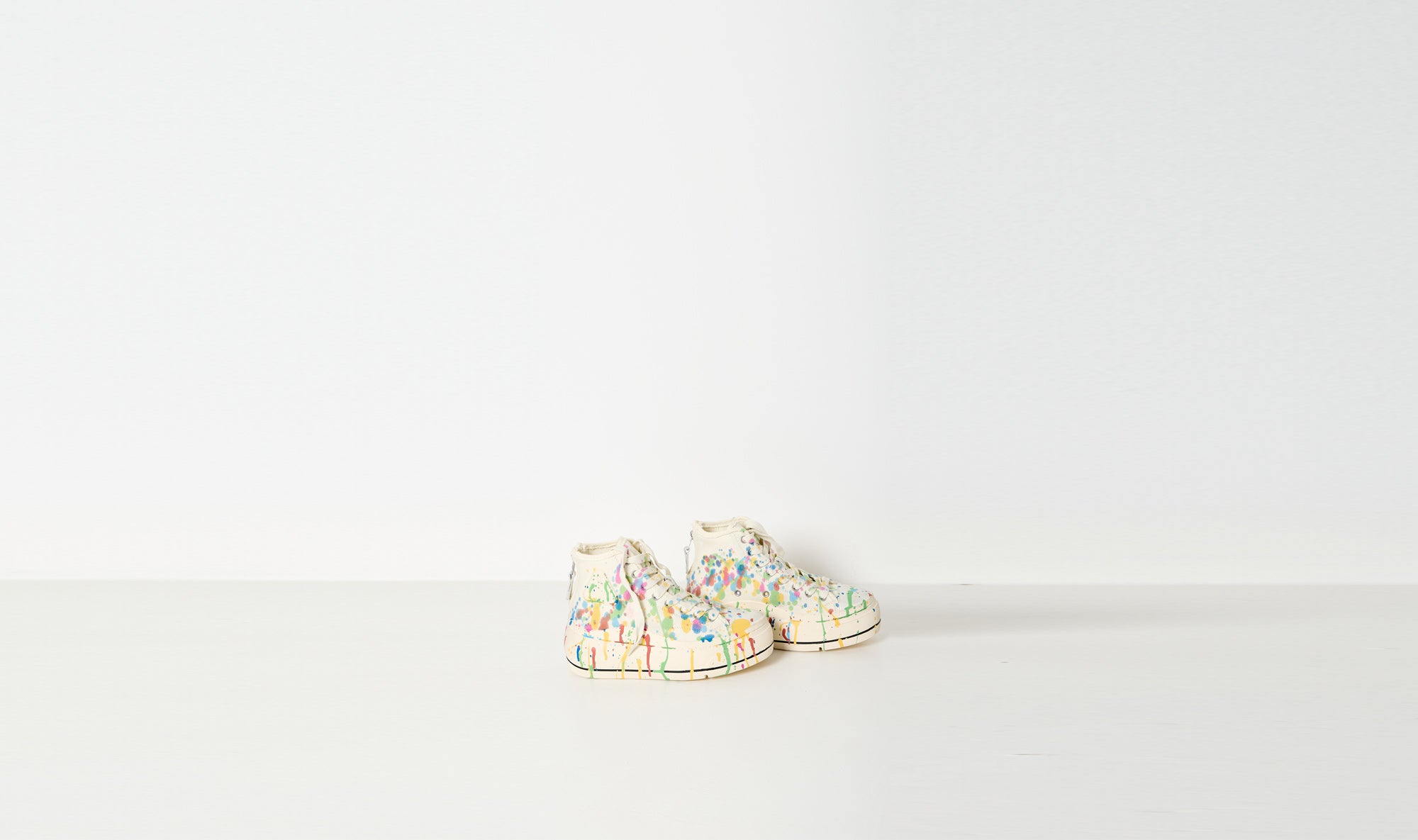 cream stains sneakears