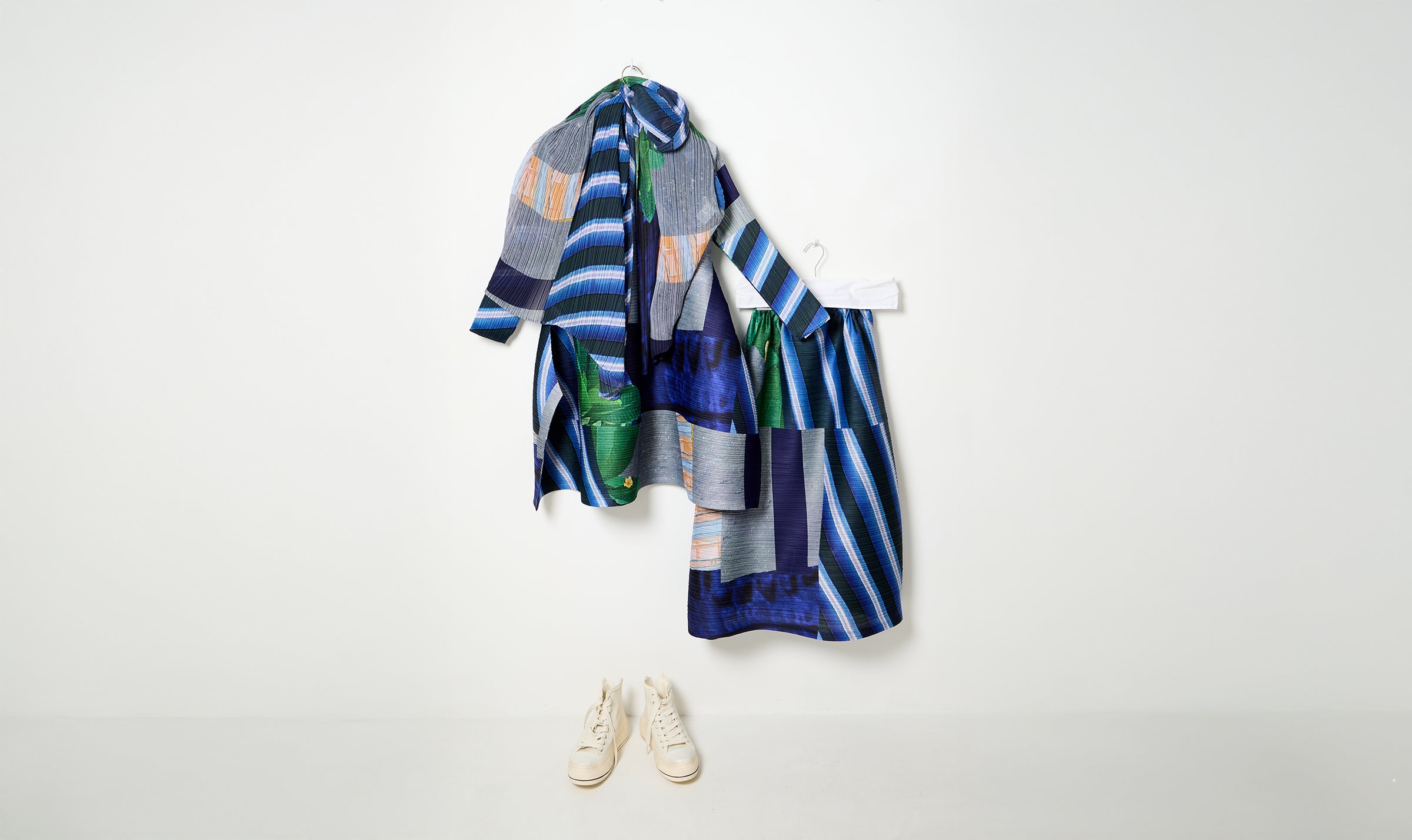 size 3 gray/navy print pleats look