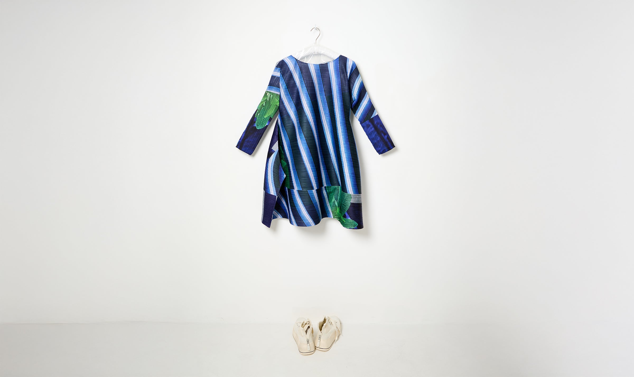 size 3 gray/navy print pleats look