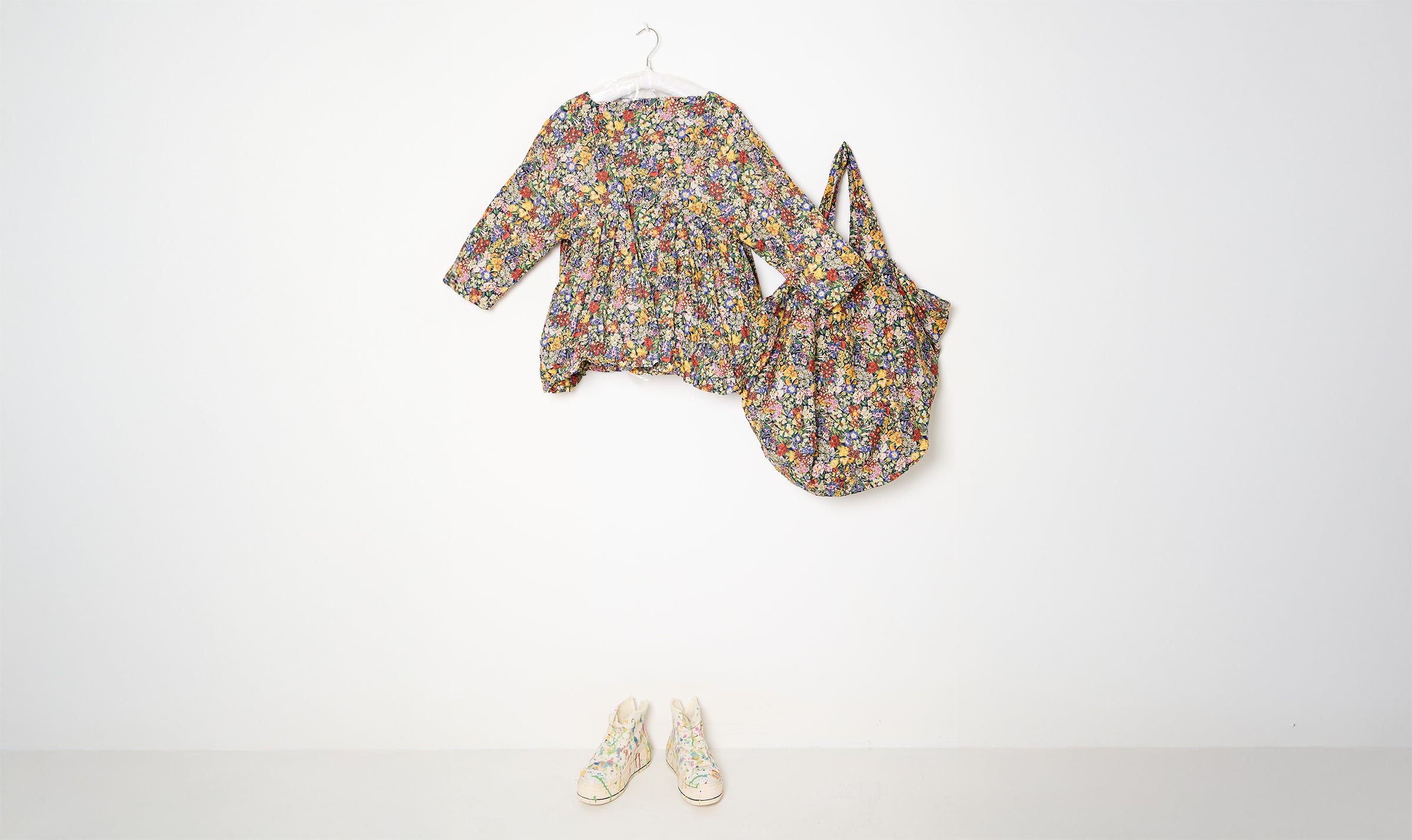 floral print blouse and bag outfit
