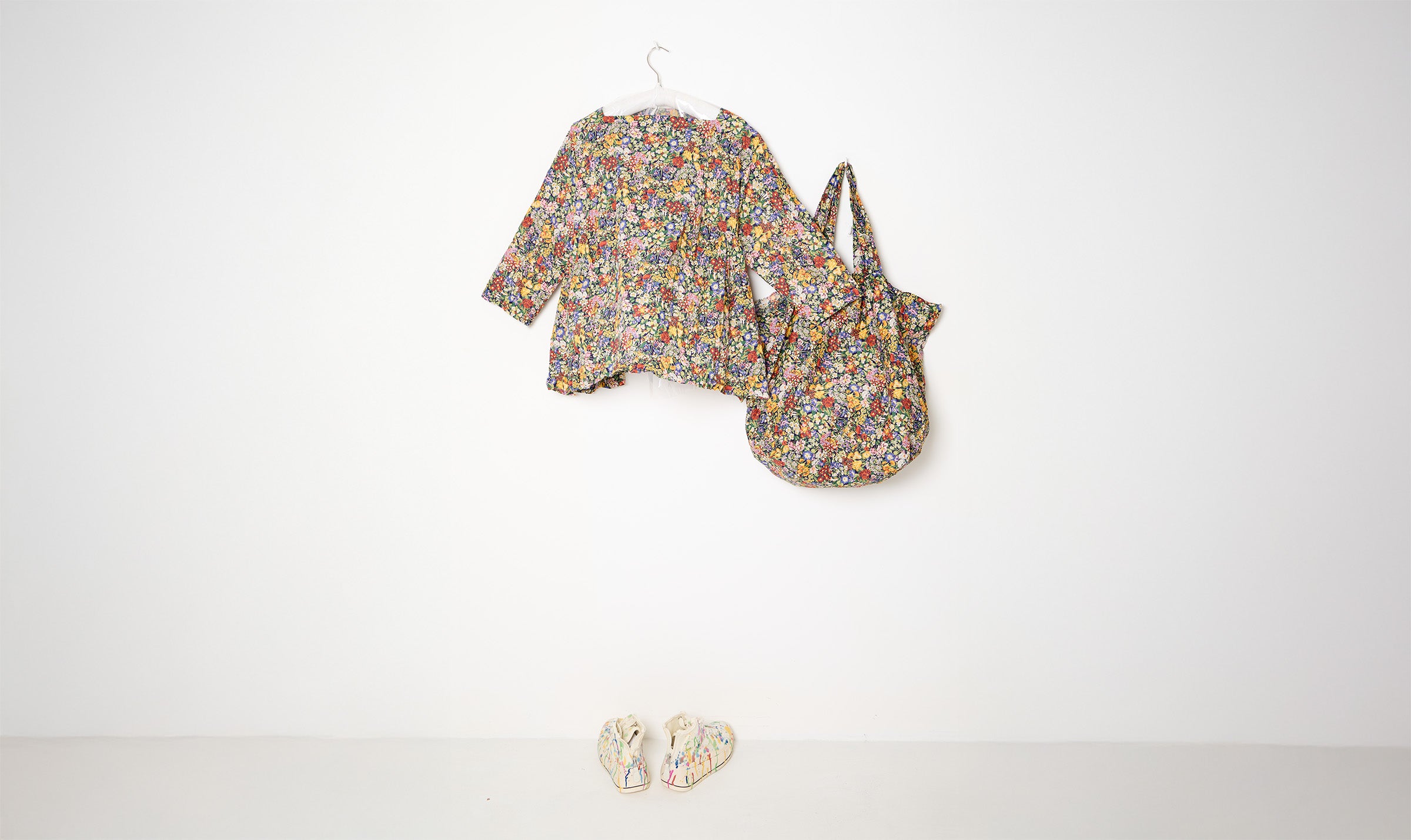 floral print blouse and bag outfit