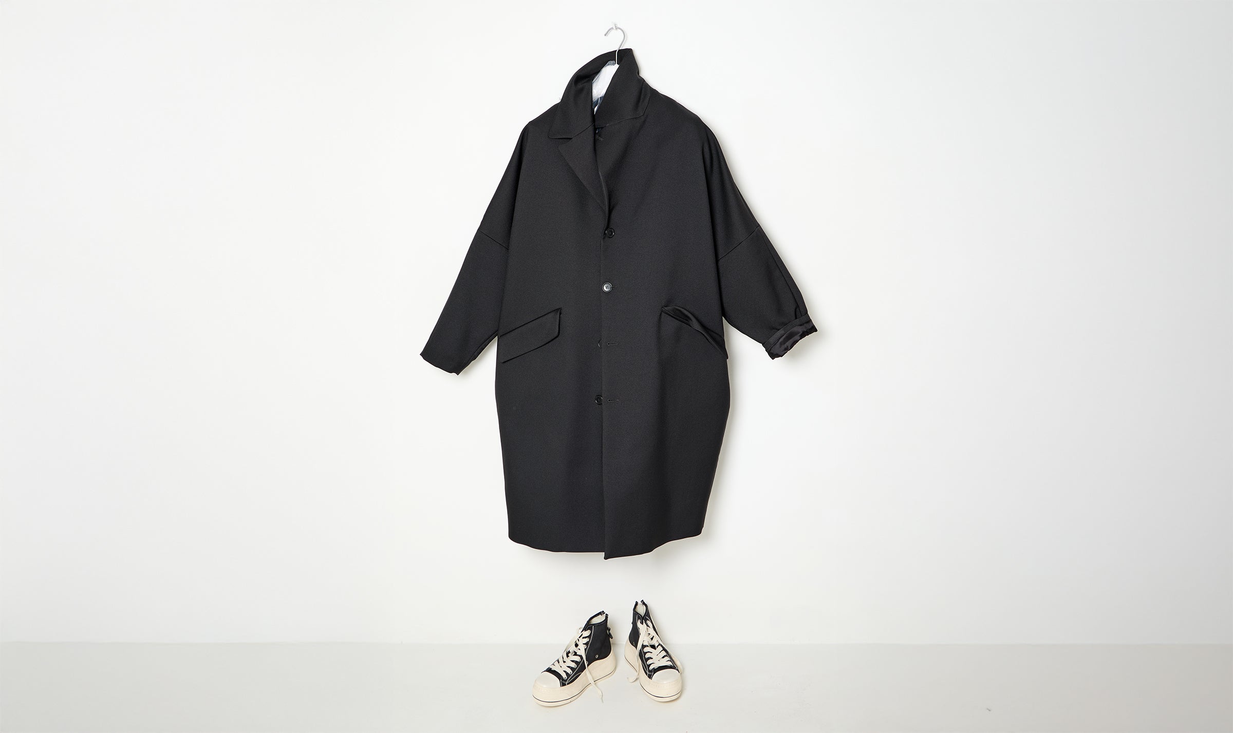 cappotto nero di forma rotonda