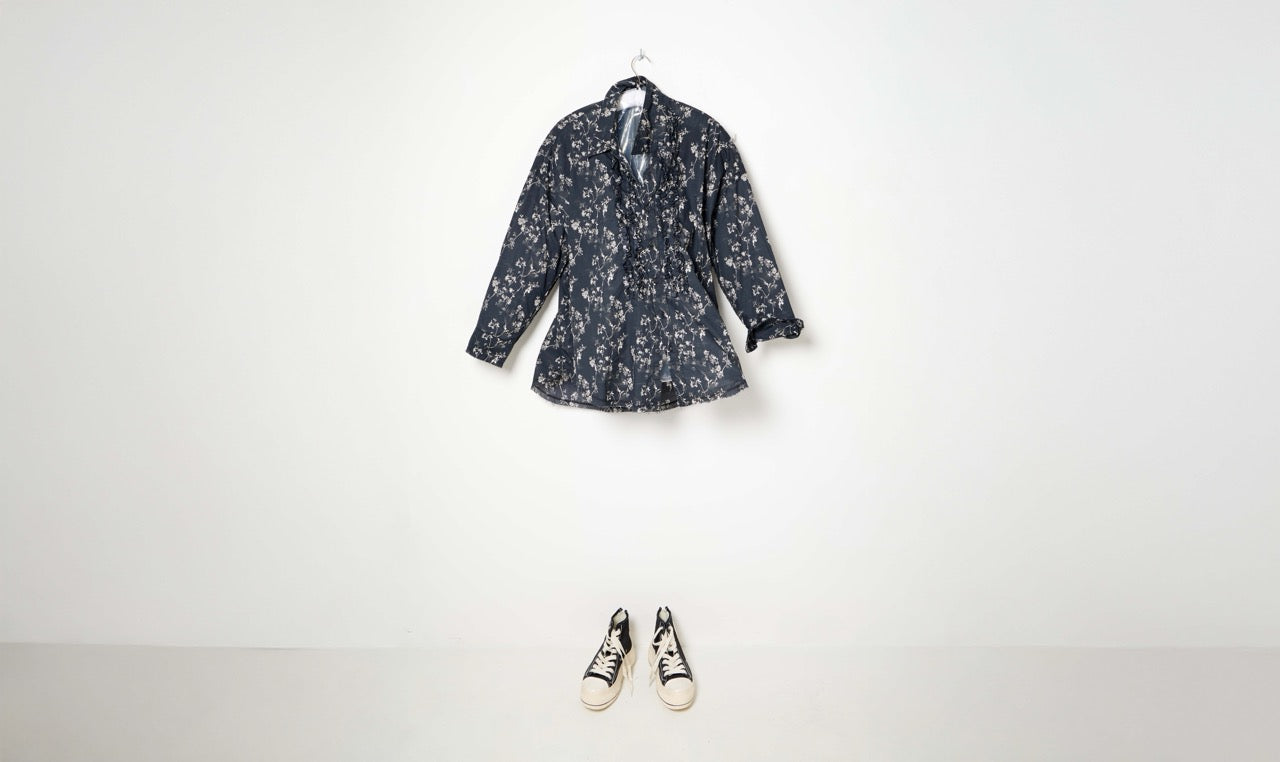 shredded seam floral on black print ruffle shirt