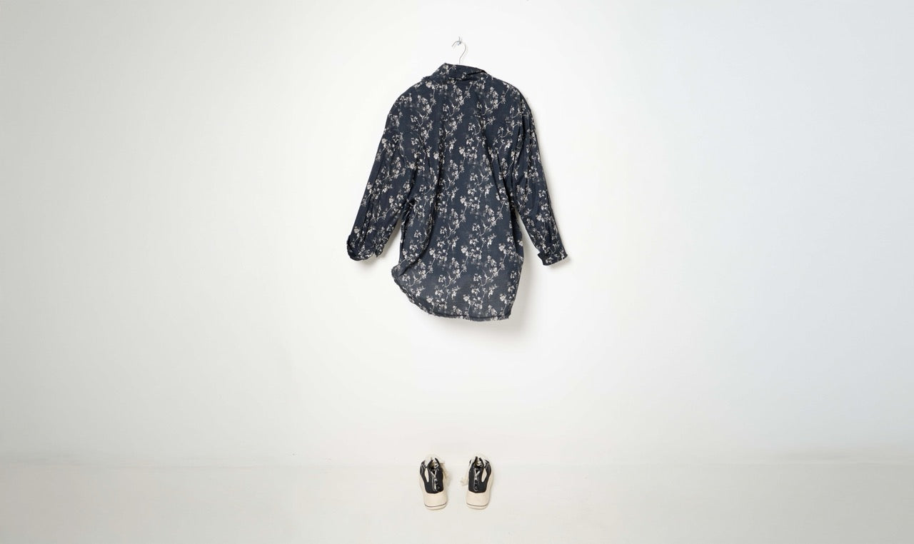 shredded seam floral on black print ruffle shirt