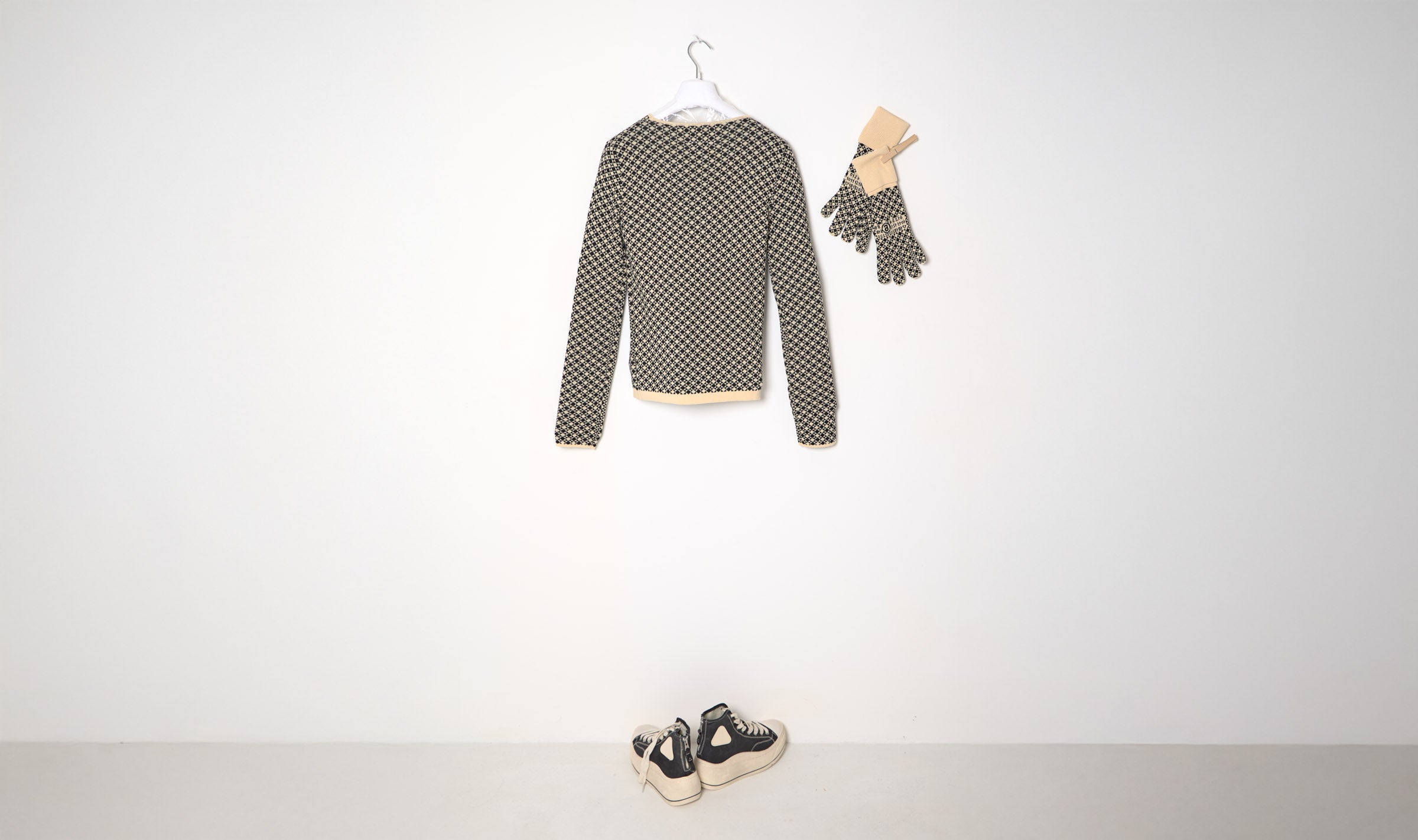 Chess Check Wool Sweather and Gloves Combination