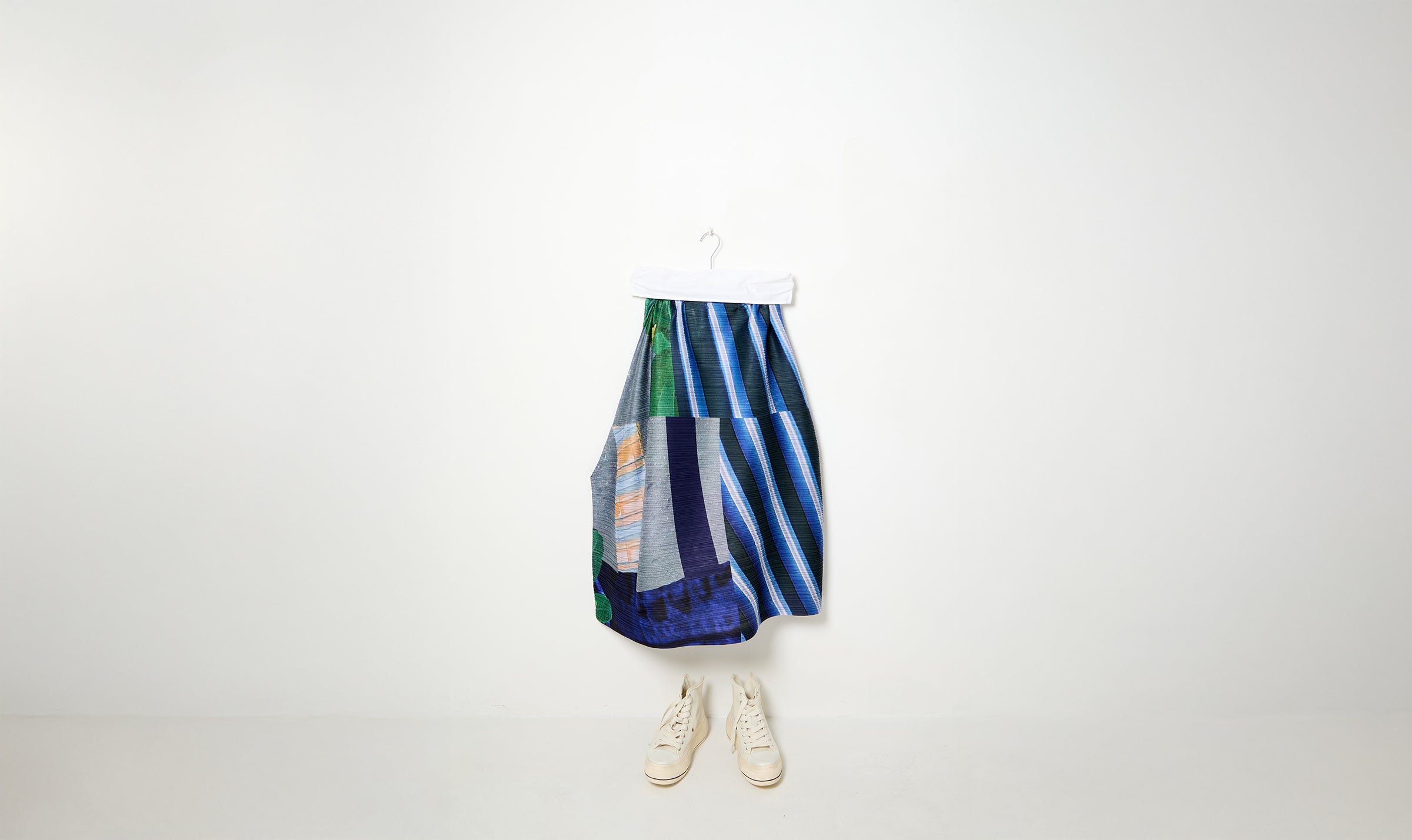 size 3 gray/navy print pleats please skirt