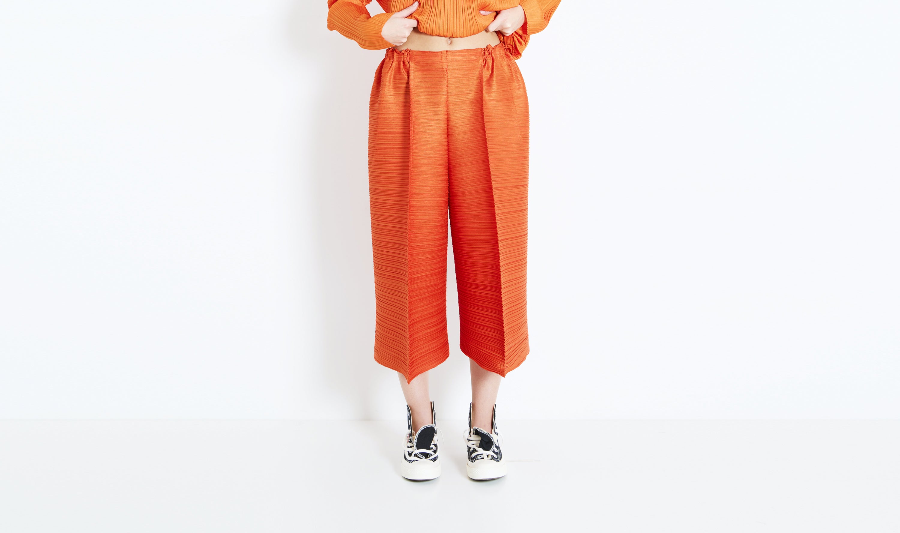 orange plissé trousers