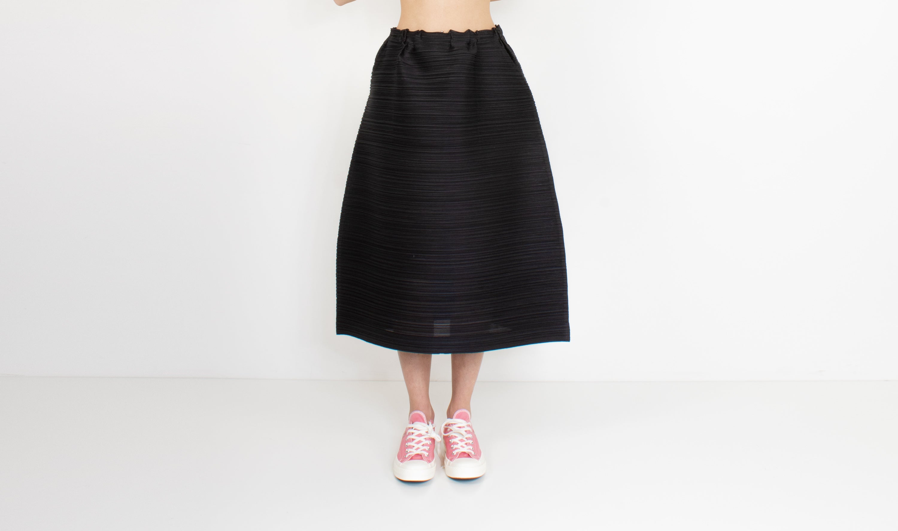 black plissè skirt