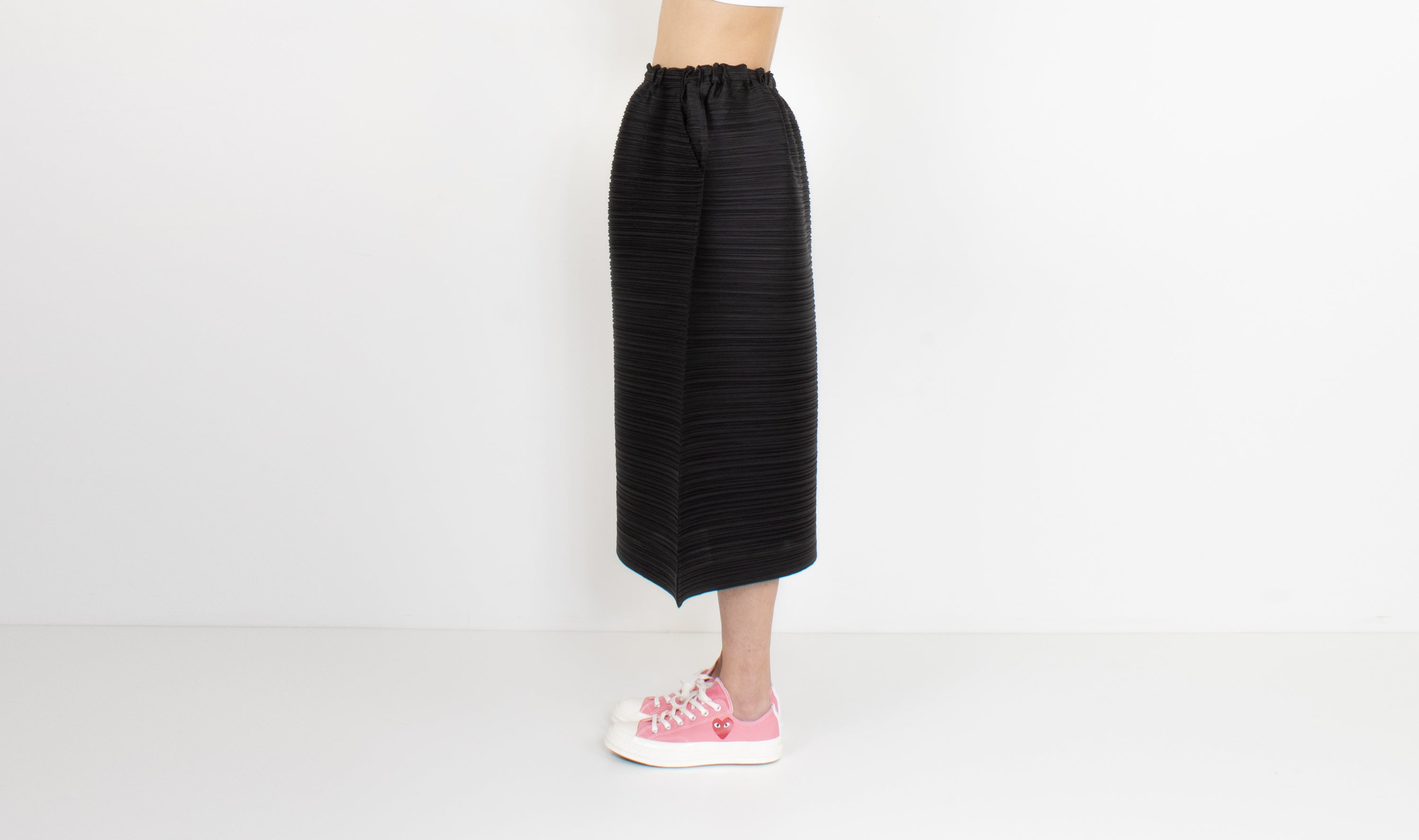 black plissè skirt