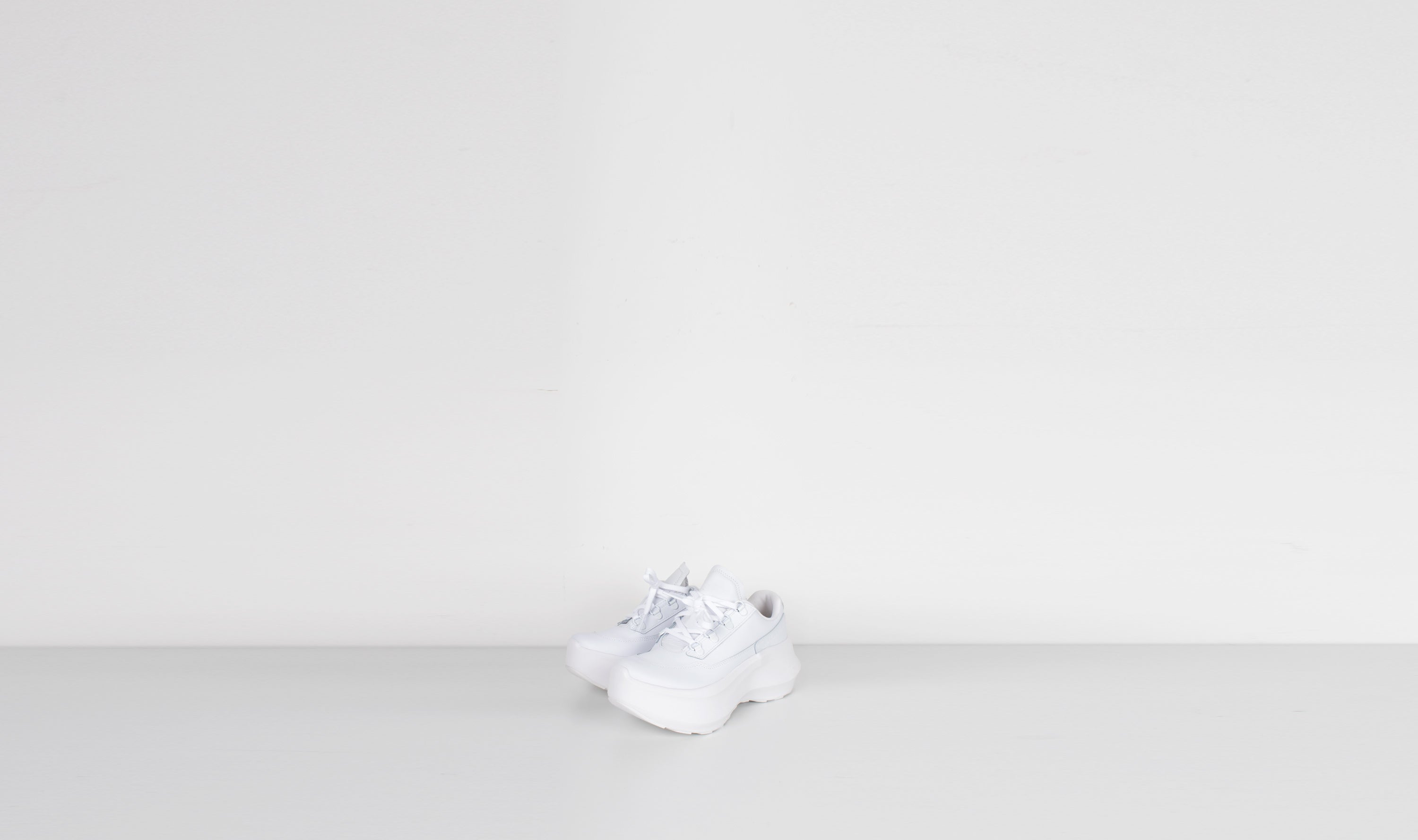 white leather salomon sneakers Après Paris